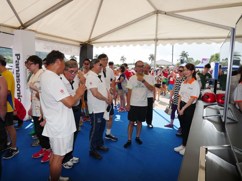 信興集團主席兼行政總裁蒙德揚先生向嘉賓介紹Panasonic最新3D 4K超高清LED智能電視。